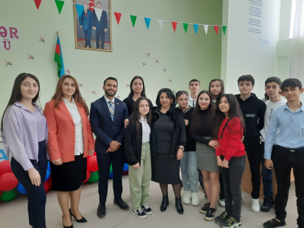 ABŞ-ın Azərbaycandakı Səfirliyinin nümayəndəsi Salman Hacı Ağdamlı şagirdlərə sertifikatlar və hədiy